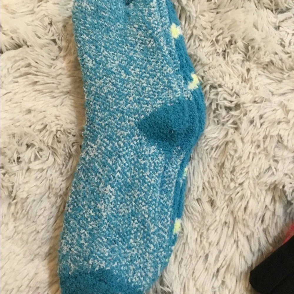 SO OSFM set 3 gloves & 2 pk fuzzy socks tye dye/blue